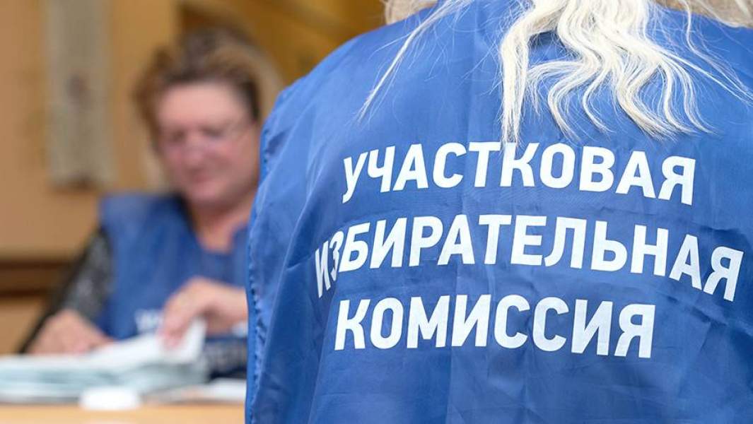 Члены участковой избирательной комиссии во время подсчета бюллетеней на избирательном участке