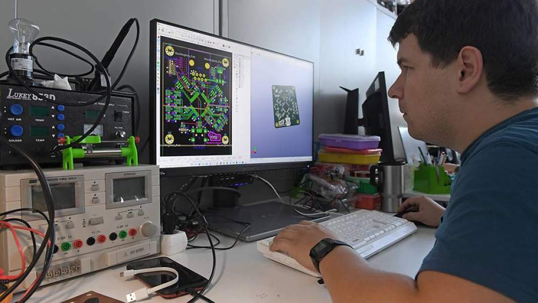 Инженер-техник разрабатывает грузовой роботизиованный автомобиль с модулем аэроразведки