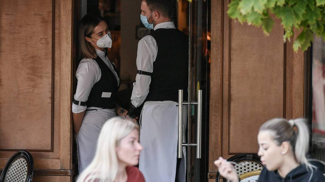 Официанты и посетители в кафе