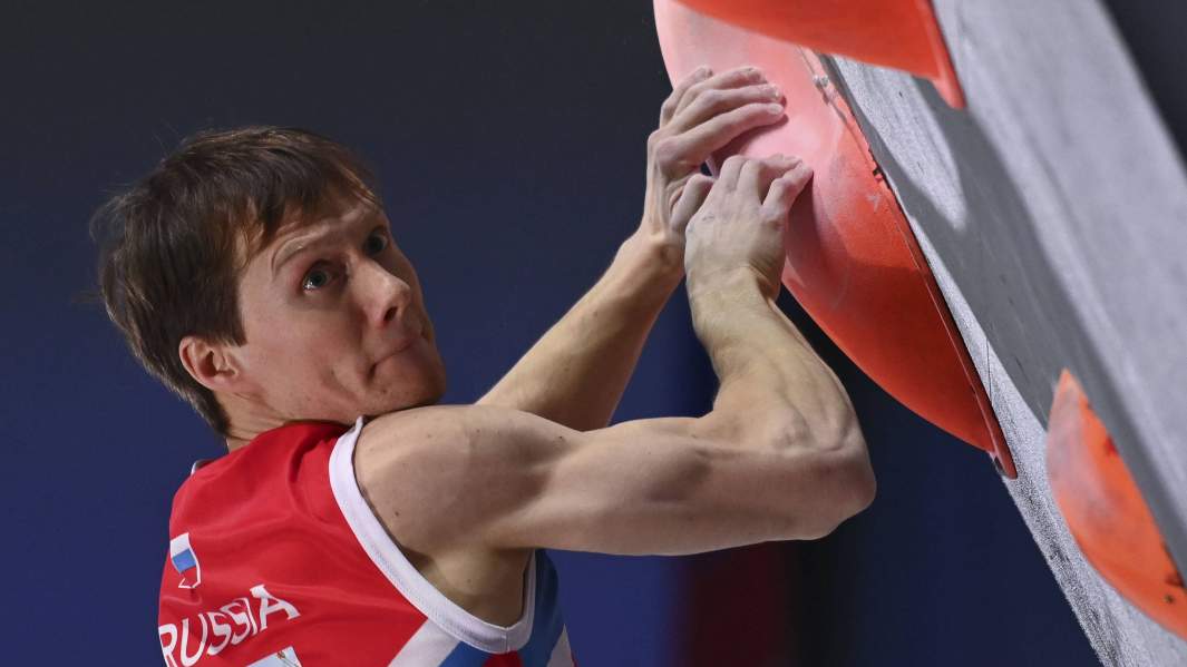 Алексей Рубцов (Россия) в полуфинальном раунде соревнований по скалолазанию в дисциплине «Боулдеринг» среди мужчин на Чемпионате Европы в Москве