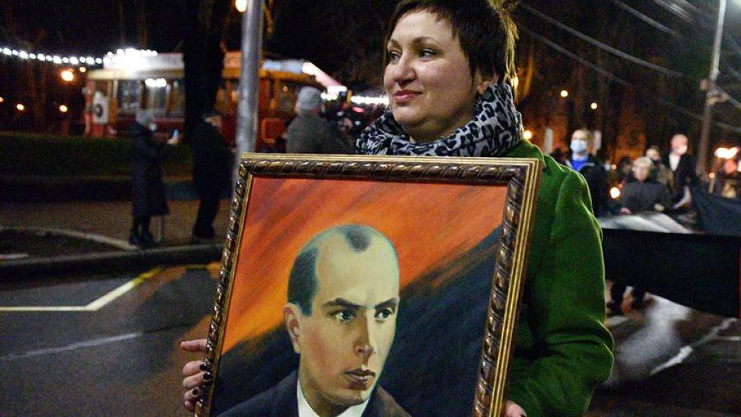 Участница марша, приуроченного к 112 годовщине со дня рождения Степана Бандеры