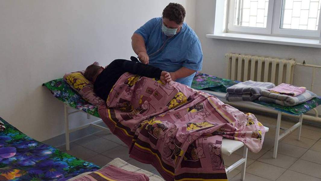 Фельдшер проверяет состояние человека в вытрезвителе