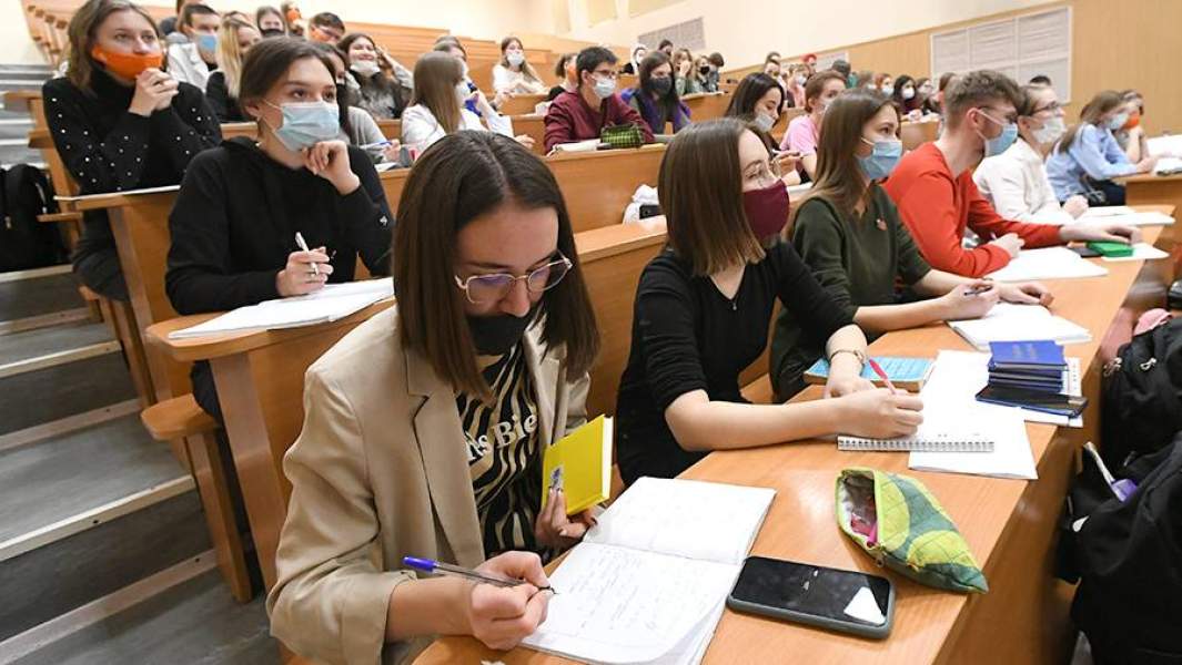 Студенты института фундаментальной биологии и биотехнологий Сибирского федерального университета присутствуют на лекции по физике в первый день очного обучения