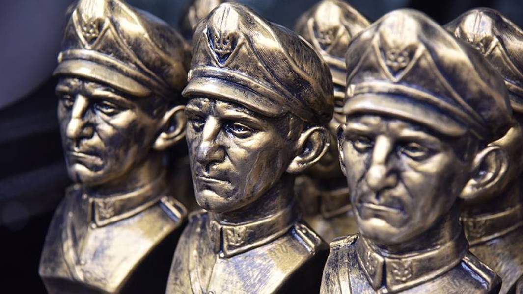 Бюсты бывшего главнокомандующего Украинской повстанческой армии Романа Шухевича на акции в годовщину его гибели во Львове