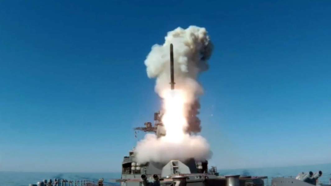 Пуск крылатой ракеты «Калибр» с фрегата «Маршал Шапошников»