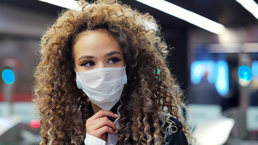 Девушка в маске 