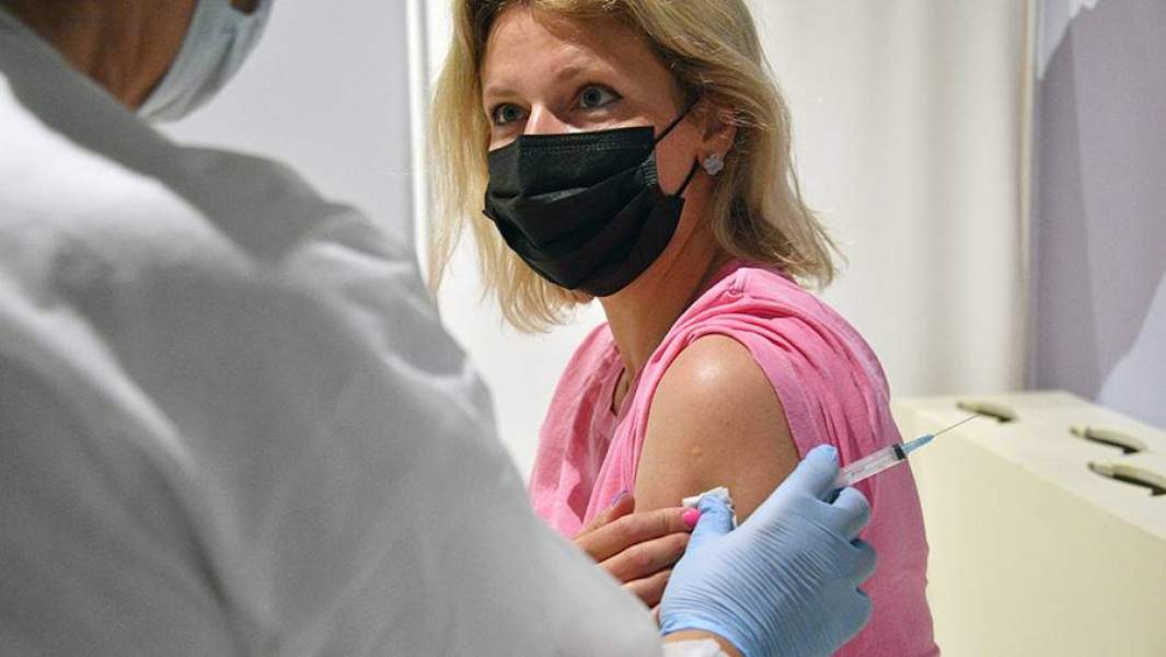 Женщина вакцинируется от COVID-19