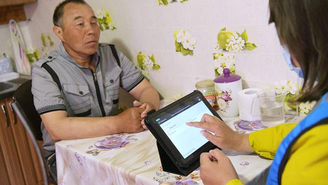 Сотрудница Федеральной службы государственной статистики (Росстат) Оксана Куртигешева во время проведения Всероссийской переписи населения в поселке Эльбеза в Горной Шории