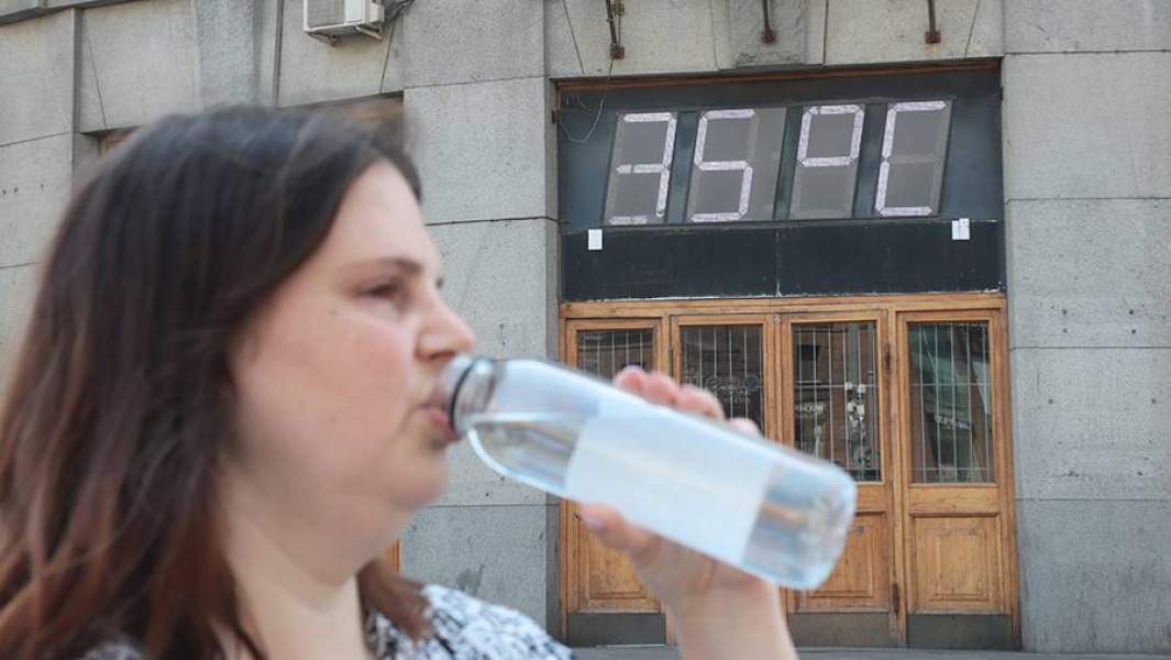 Термометр на фасаде здания Центрального телеграфа на Тверской улице в Москве