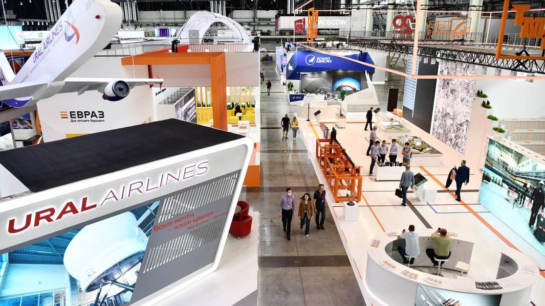 Стенды участников накануне открытия Международной промышленной выставки «Иннопром-2021»