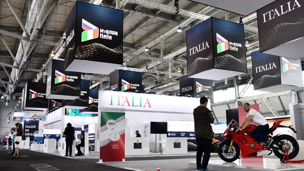 Стенд Италии накануне открытия Международной промышленной выставки «Иннопром-2021» на площадке международного выставочного центра «Екатеринбург-ЭКСПО» в Екатеринбурге