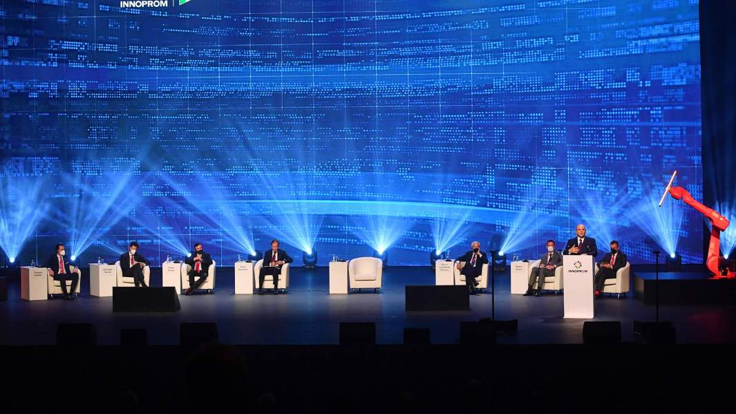 Главная стратегическая сессия «Гибкое производство: максимальная адаптация» Международной промышленной выставки «Иннопром-2021» в Екатеринбурге