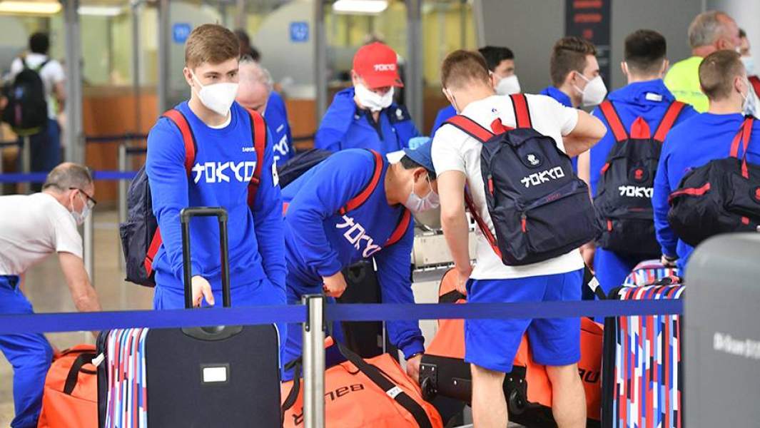 Спортсмены сборной России в аэропорту Шереметьево перед отлетом на Олимпийские игры в Токио