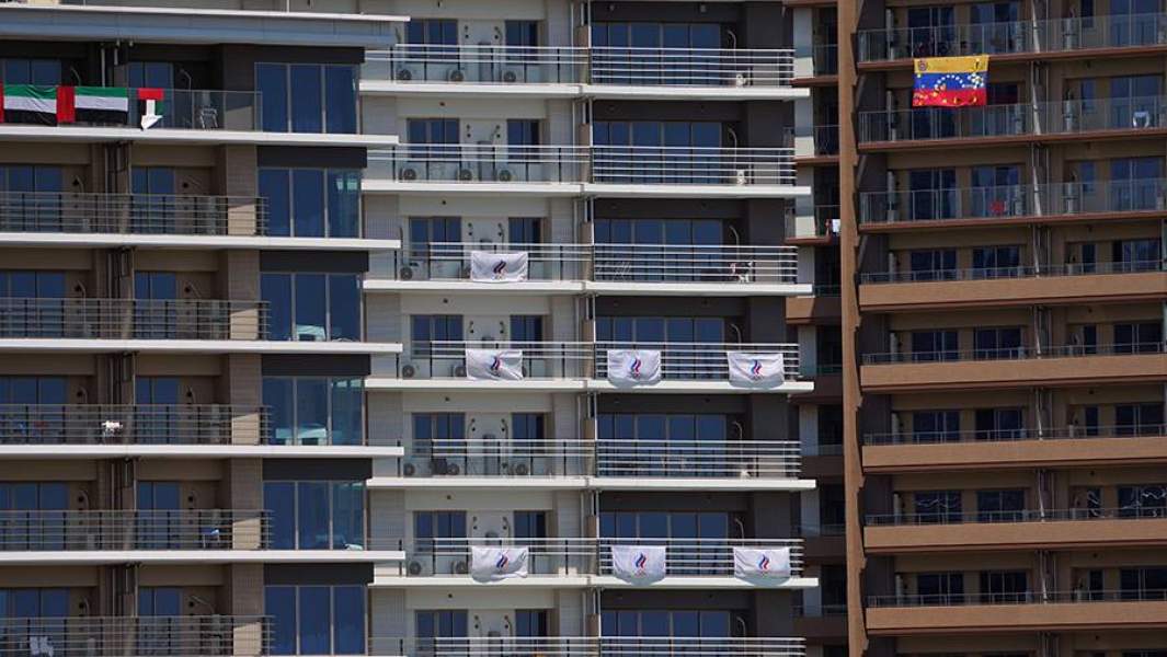 Фасад здания (в центре), где живут российские спортсмены, члены сборной России (команда ОКР) в Олимпийской деревне в Токио