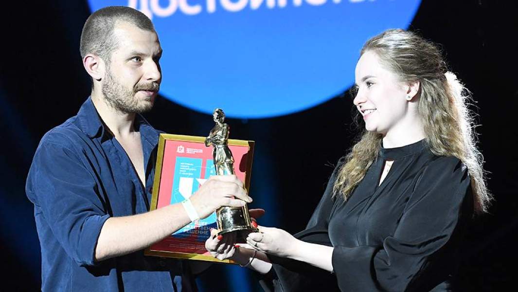 Режиссер Александр Елизаров получил награду в номинации «За художественные достоинства» за фильм «Мы будем громко ему кричать» на V фестивале нового российского кино «Горький fest» в Нижнем Новгороде