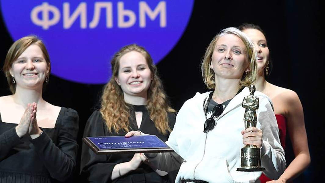 Режиссер Надежда Ишкиняева (на первом плане) получает награду в номинации «Лучший фильм» за картину «Краткая теория тотальной институции: взгляд художника» на V фестивале нового российского кино «Горький fest» в Нижнем Новгороде