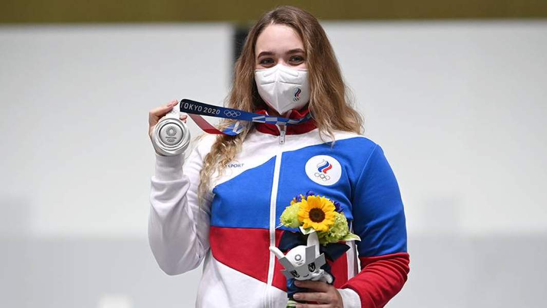 Российская спортсменка, член сборной России (команда ОКР) Анастасия Галашина (в центре) на соревнованиях по стрельбе из пневматической винтовки с 10 метров среди женщин