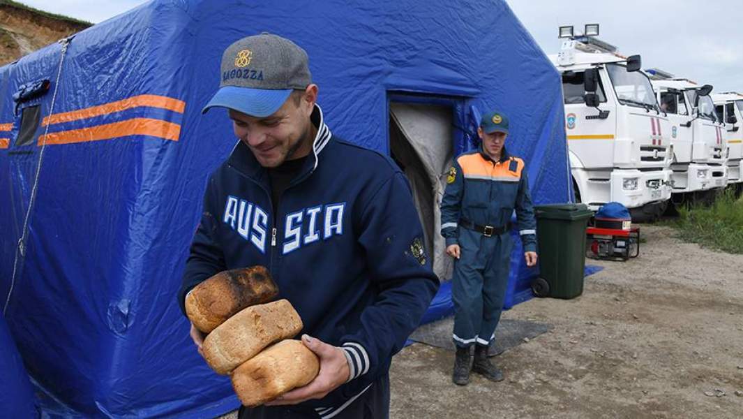 Раздача гуманитарной помощи, организованная органами МЧС