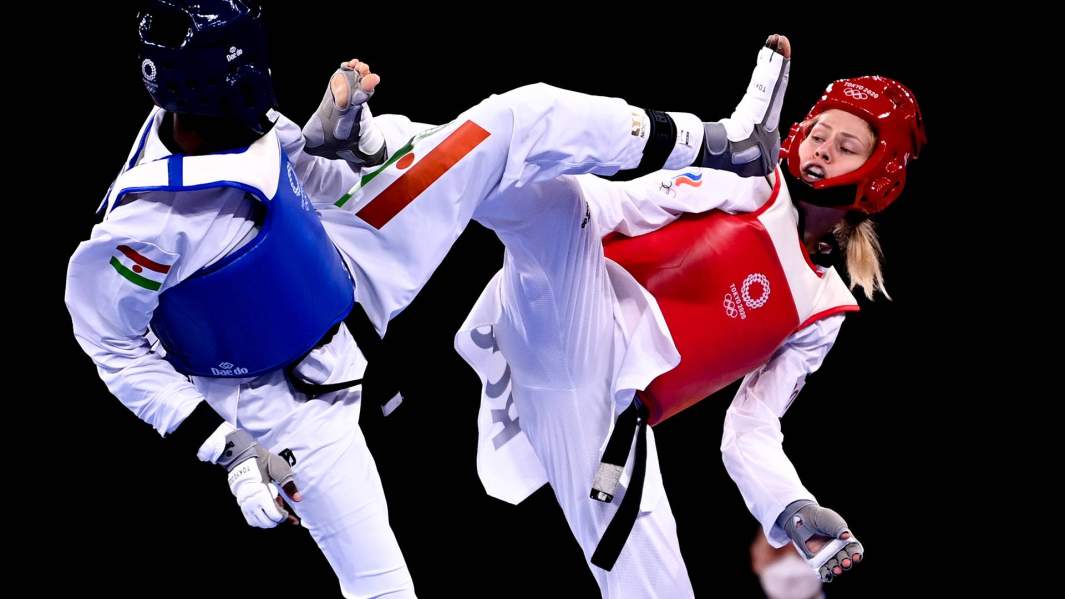Татьяна Минина и Текиат Бен Йессуф в 1/4 финала соревнований по тхэквондо в весовой категории до 57 кг среди женщин на XXXII летних Олимпийских играх в Токио