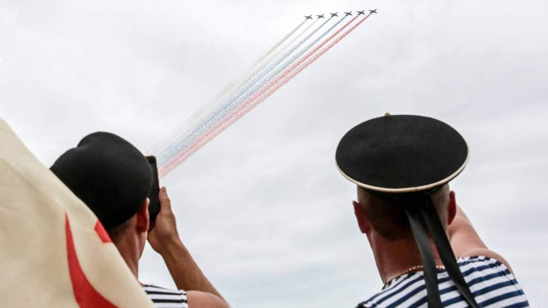 Штурмовики Су-25 в небе на Главном военно-морском параде в Санкт-Петербурге