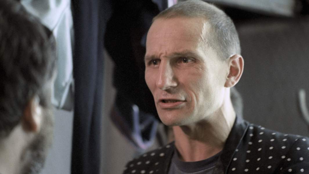 Кадр из художественного фильма «Такси Блюз», снятого режиссером Павлом Лунгиным в 1990 году на киностудии «Ленфильм», в главной роли - Петр Мамонов