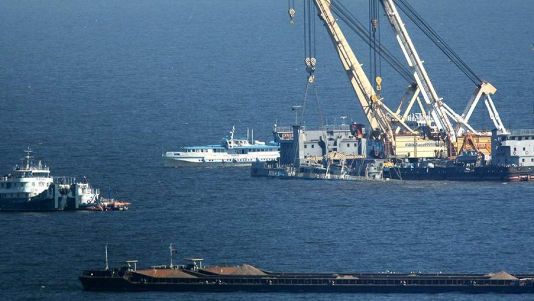 Работы по подъему теплохода «Булгария» на Куйбышевском водохранилище. 23 июля 2011 года