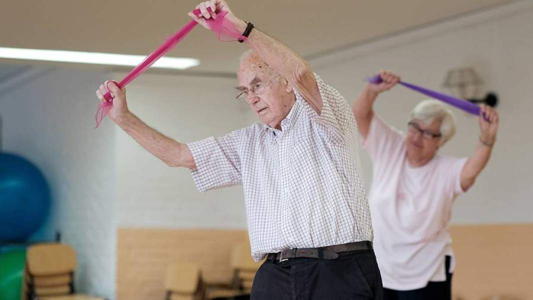 Занятия гимнастикой в спортивном клубе для пенсионеров