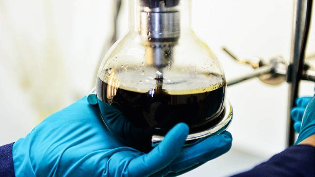 Колба с нефтью в лаборатории 