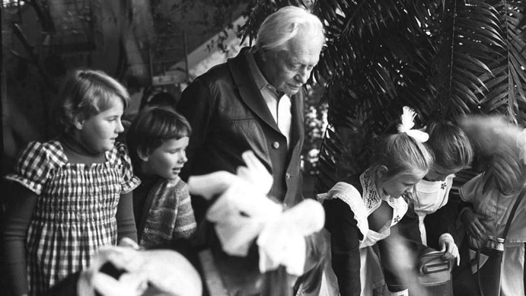 Сергей Образцов с юными зрителями в зимнем саду руководимого им театра кукол