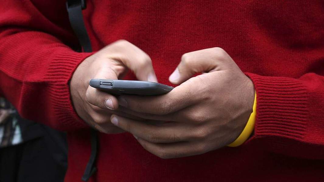 мобильный телефон в руках