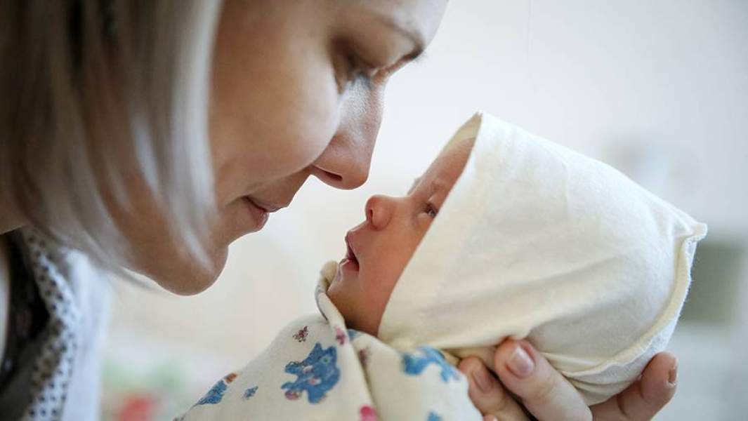 Женщина с новорожденным ребенком