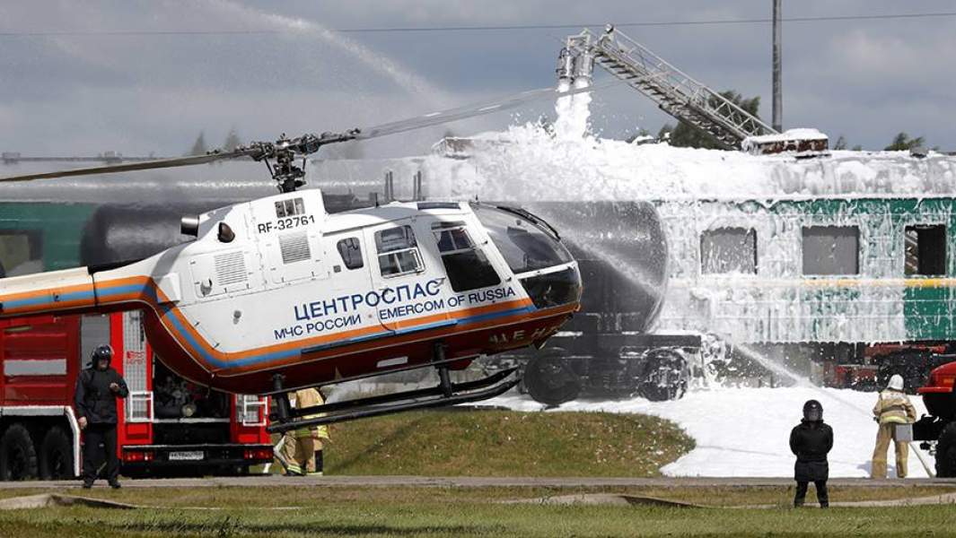 Тушение резервуара с нефтепродуктами во время демонстрационно-полевых учений сил и средств МЧС РФ