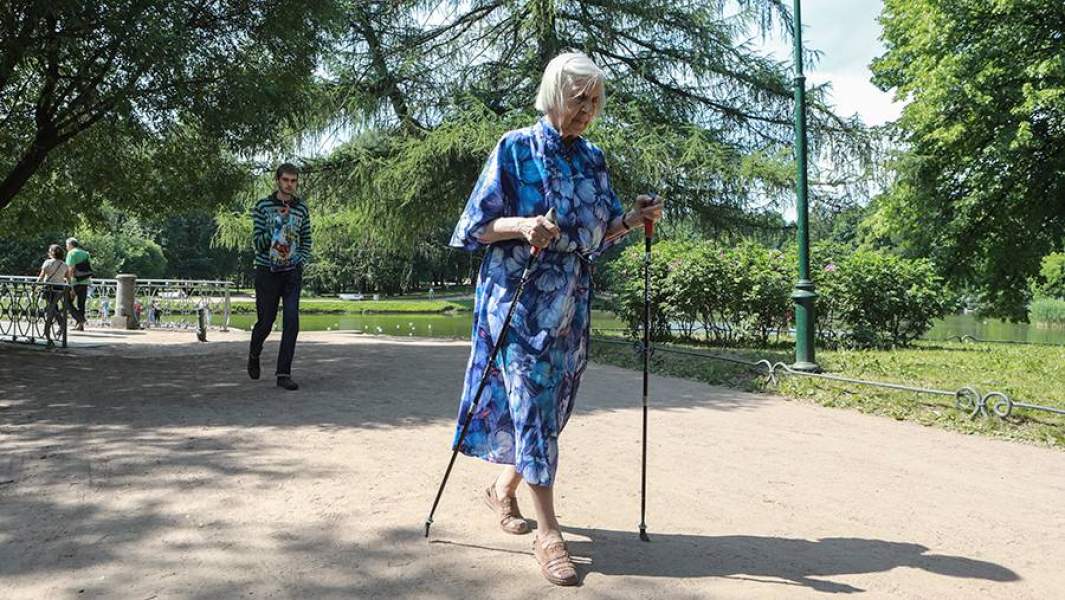 Пожилая женщина в городском парке