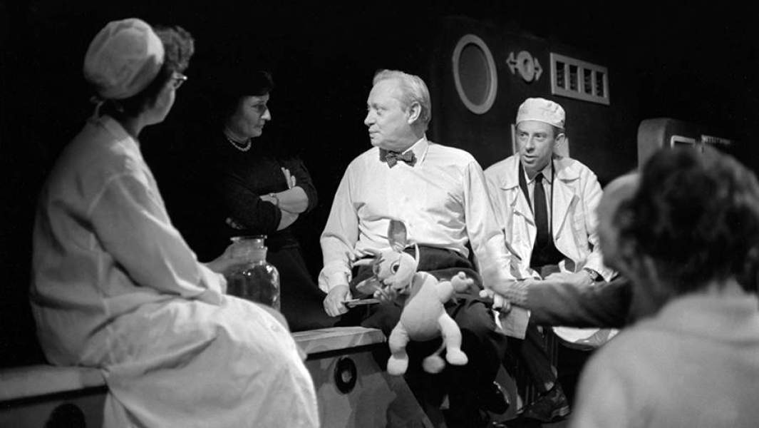 Сергей Образцов с актерами во время репетиции в Центральном театре кукол