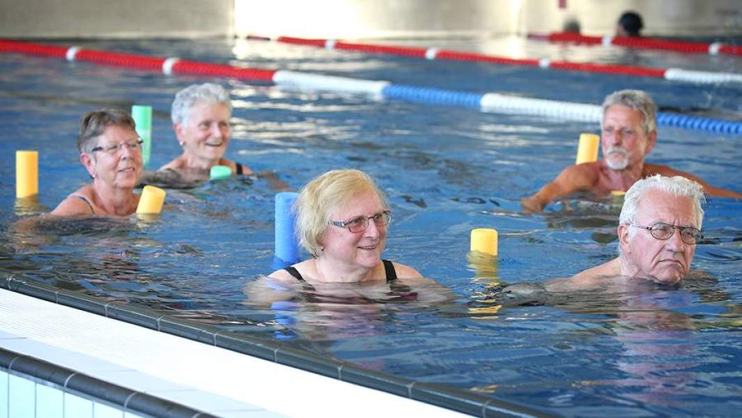 Пенсионеры в бассейне