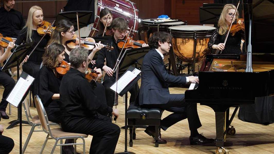 Пианист Люка Дебарг во время концерта в Москве