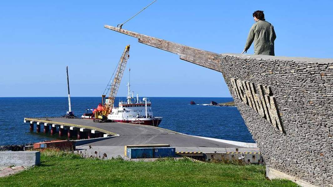 Курильский морской порт «Ясный» в поселке Китовый в 4 км от Курильска на острове Итуруп