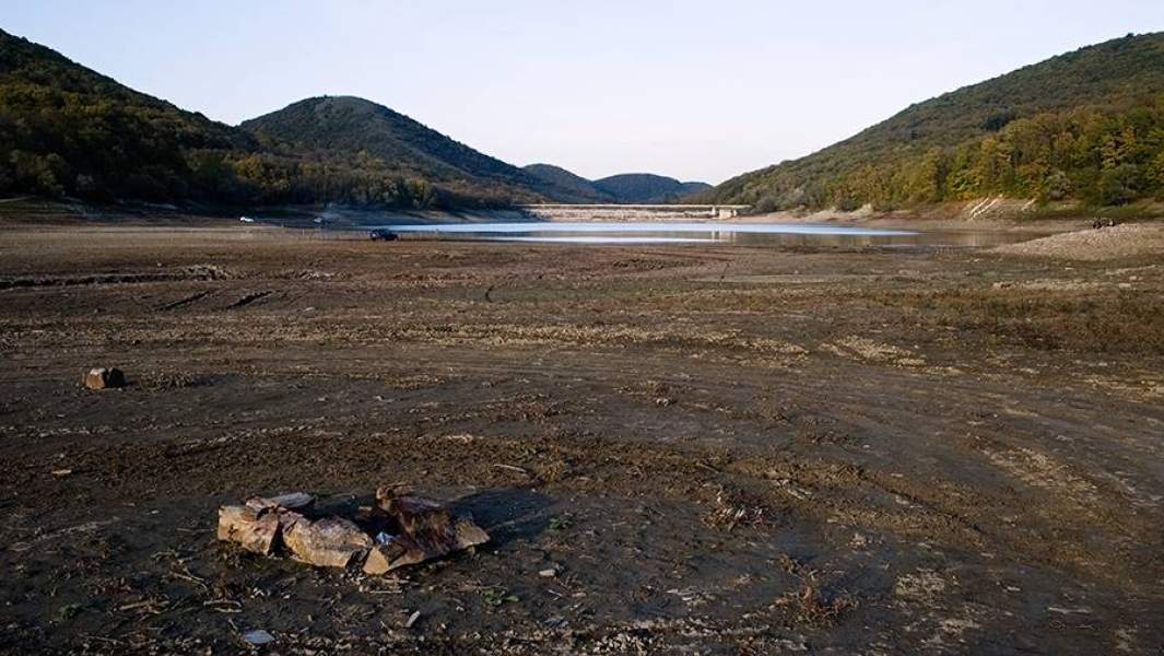 Пересохшее в результате засухи Неберджаевское водохранилище в Краснодарском крае