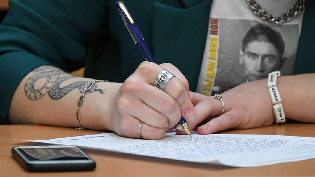 Девушка пишет 