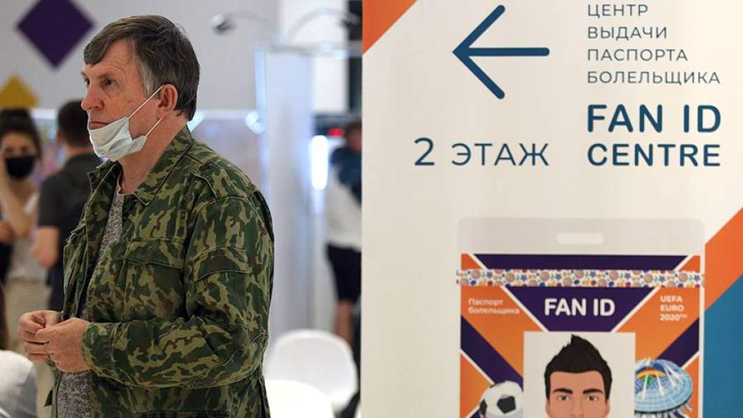 Мужчина у центра выдачи паспортов болельщиков на матчи чемпионата Европы по футболу Евро-2020