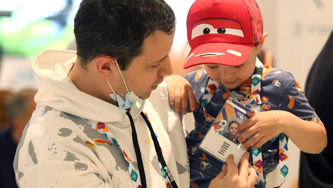 Мужчина с ребенком в центре выдачи паспортов болельщиков на матчи чемпионата Европы по футболу Евро-2020