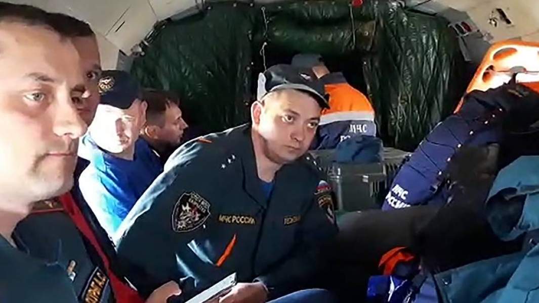 Сотрудники МЧС РФ на борту вертолета Ми-8 во время вылета в поселок Палана для участия в поисках пропавшего самолета Ан-26