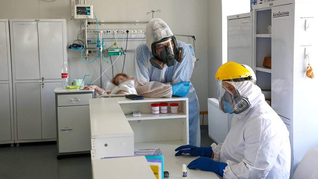Медицинский персонал во время работы в отделении для пациентов с COVID-19 в клинической больнице