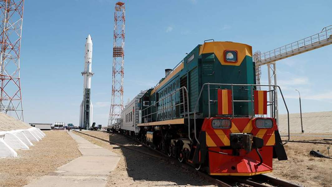 Вертикализация ракеты-носителя «Протон-М» с многоцелевым лабораторным модулем «Наука» на стартовом комплексе космодрома Байконур