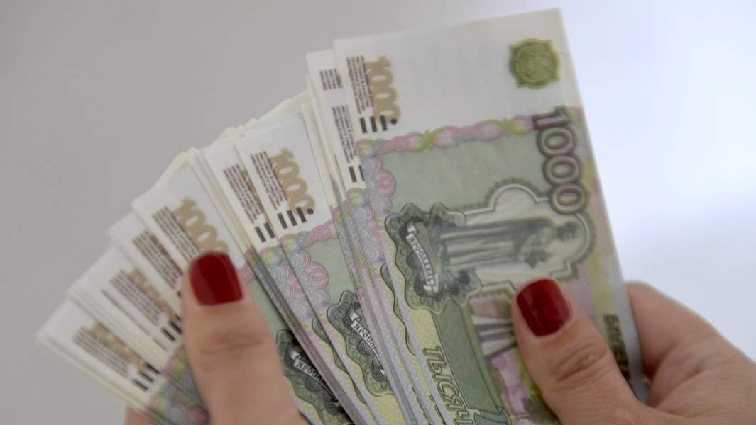 деньги рубли пачка