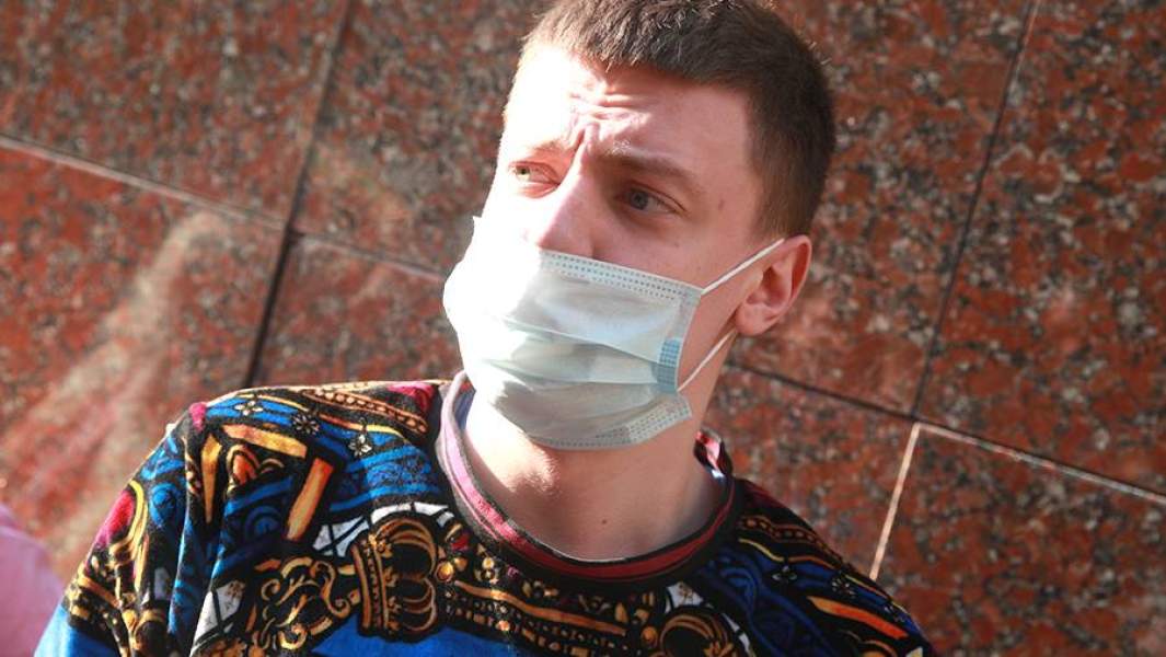 Блогер Андрей Бурим (Mellstroy), обвиняемый в избиении Алены Ефремовой во время прямого эфира в интернете, перед началом рассмотрения дела по существу у здания Пресненского районного суда