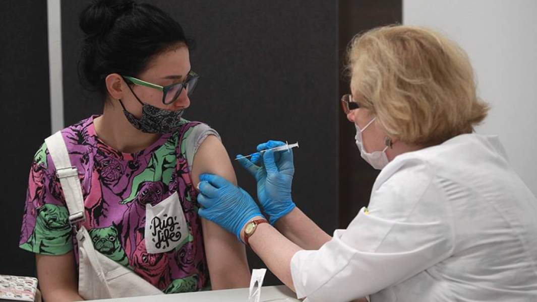 Женщина вакцинируется от COVID-19