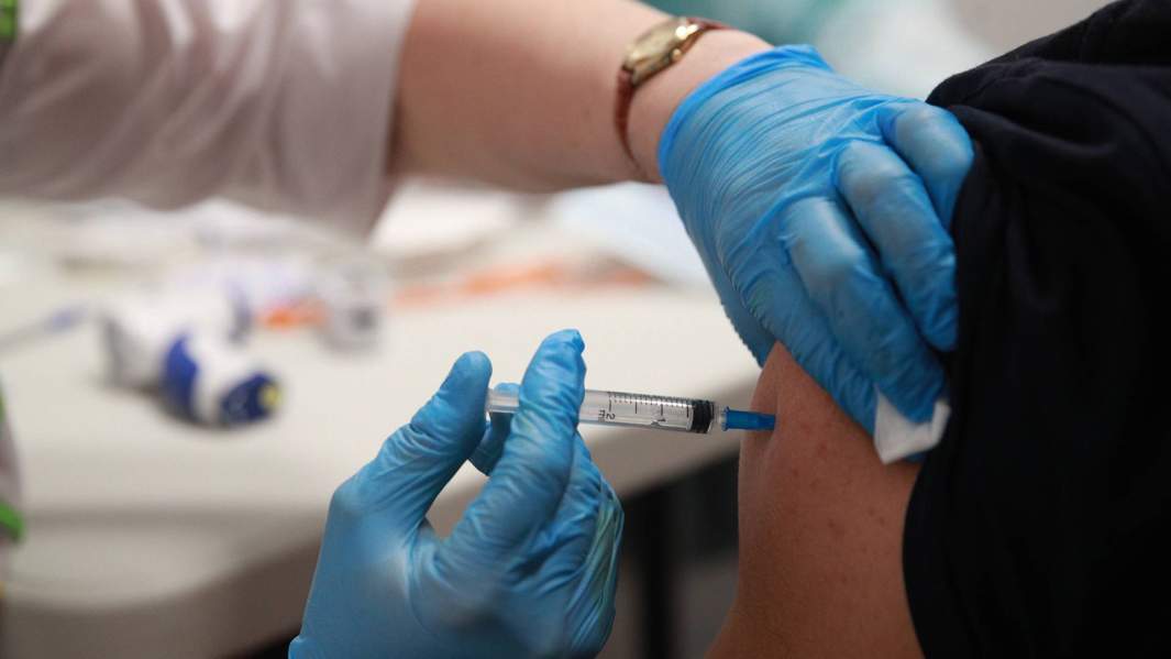 Самозащитная реакция: почему заболеваемость COVID-19 снова бьет рекорды