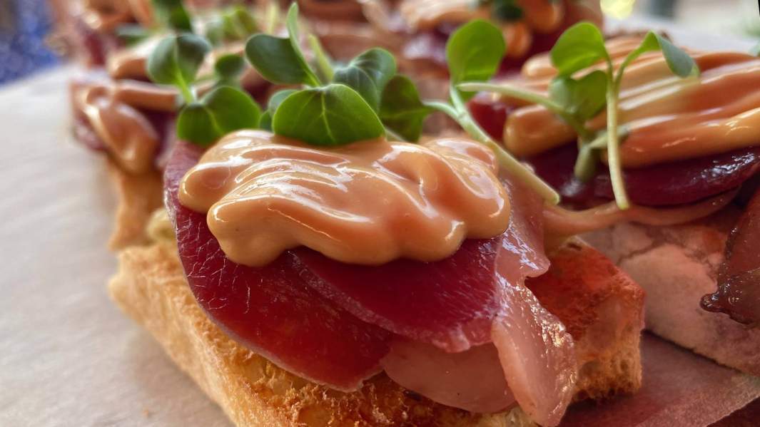 брускетта с вяленым арзамасским гусем