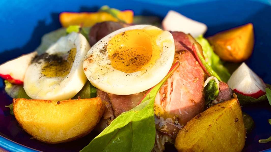 Салат с пастрами собственного производства, редисом и молодым картофелем